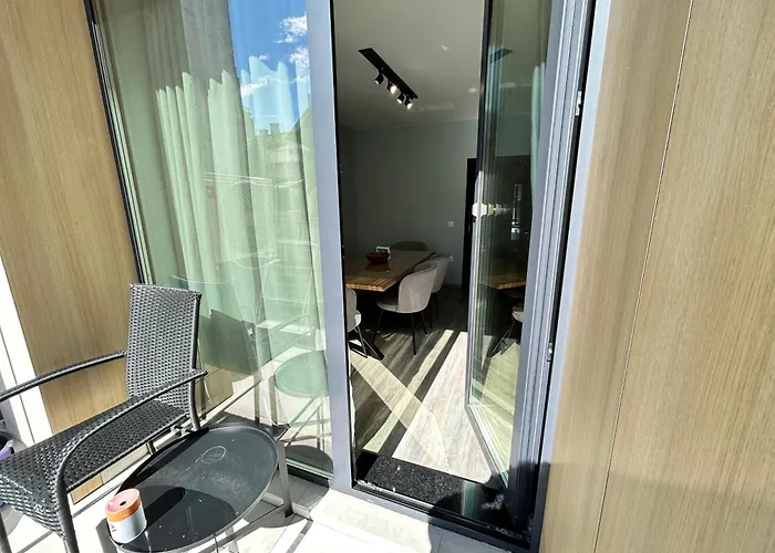 Seasons - Fast Wi-fi, Ac, Balconies 플로브디프